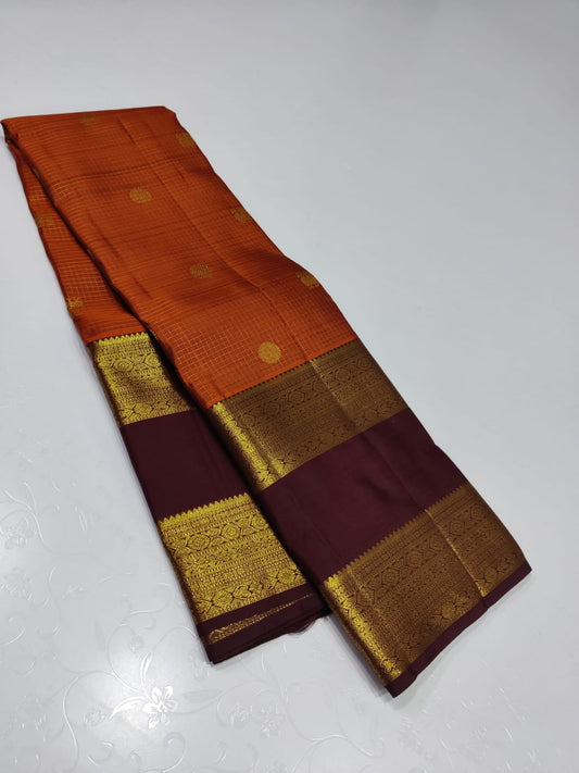 Burnt orange pavun butta – Pure Kanchipuram Silk Saree
Burnt Orange  body adorned with delicate kattam checks ✨
Scattered gold medallion buttas add timeless temple elegance

Silk Mark Certified, delivery in 2 weeks