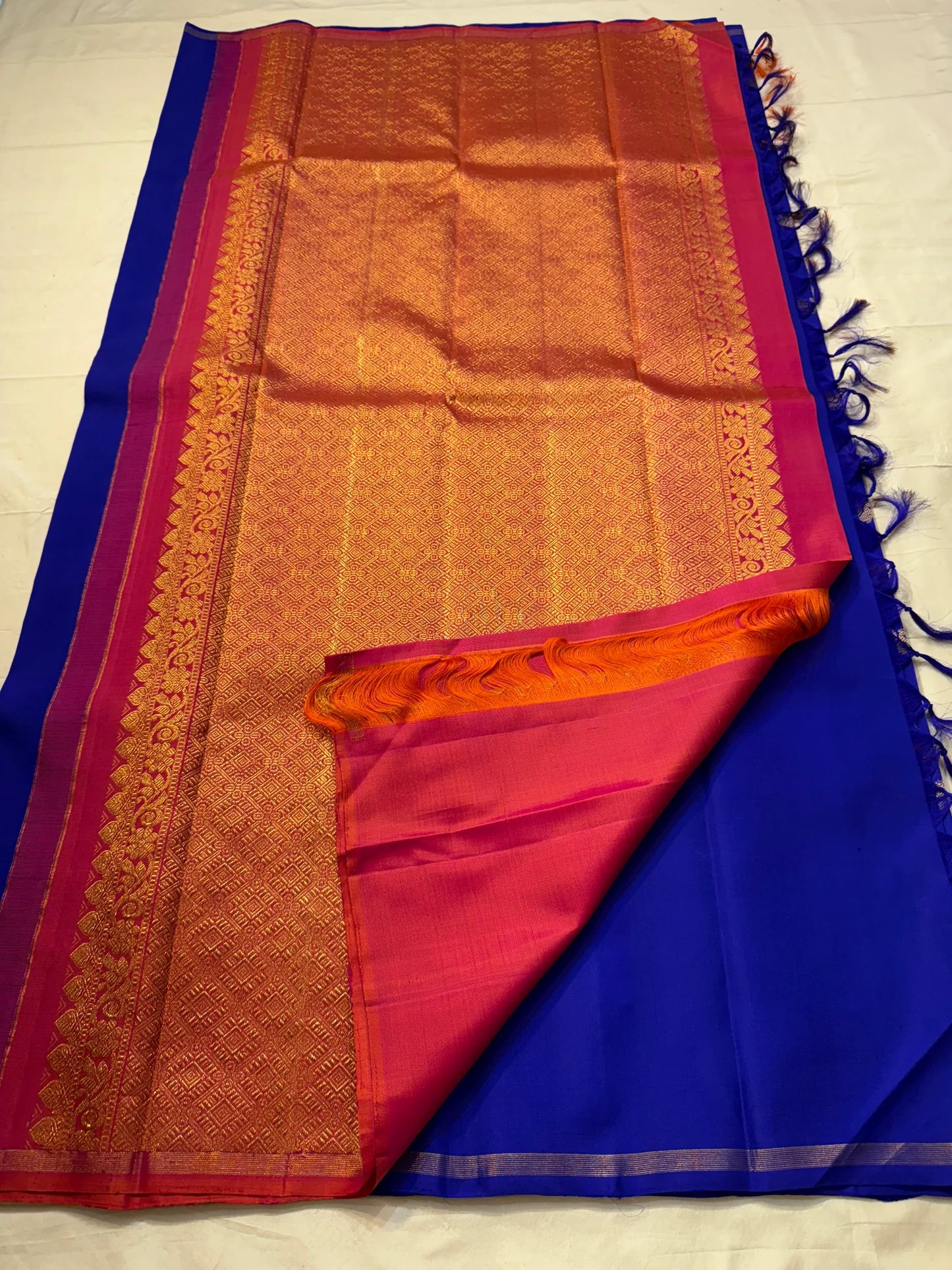 Nila Pattu — Pure Silk Kanchipuram (Handloom)
Royal nila blue with antique-gold paisley buttas & korvai contrast arakku-tangerine pallu
Silk Mark Certified • Free USA Shipping • Ships in Two Weeks • Dispatch in 1 Week