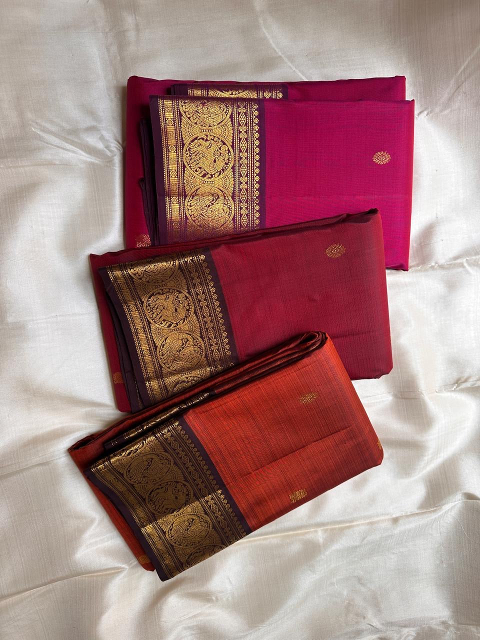Raaga Raspberry Pink
Raspberry-Pink Kanchipuram Silk Saree
Zari-Woven Medallion Border & Grand Pallu