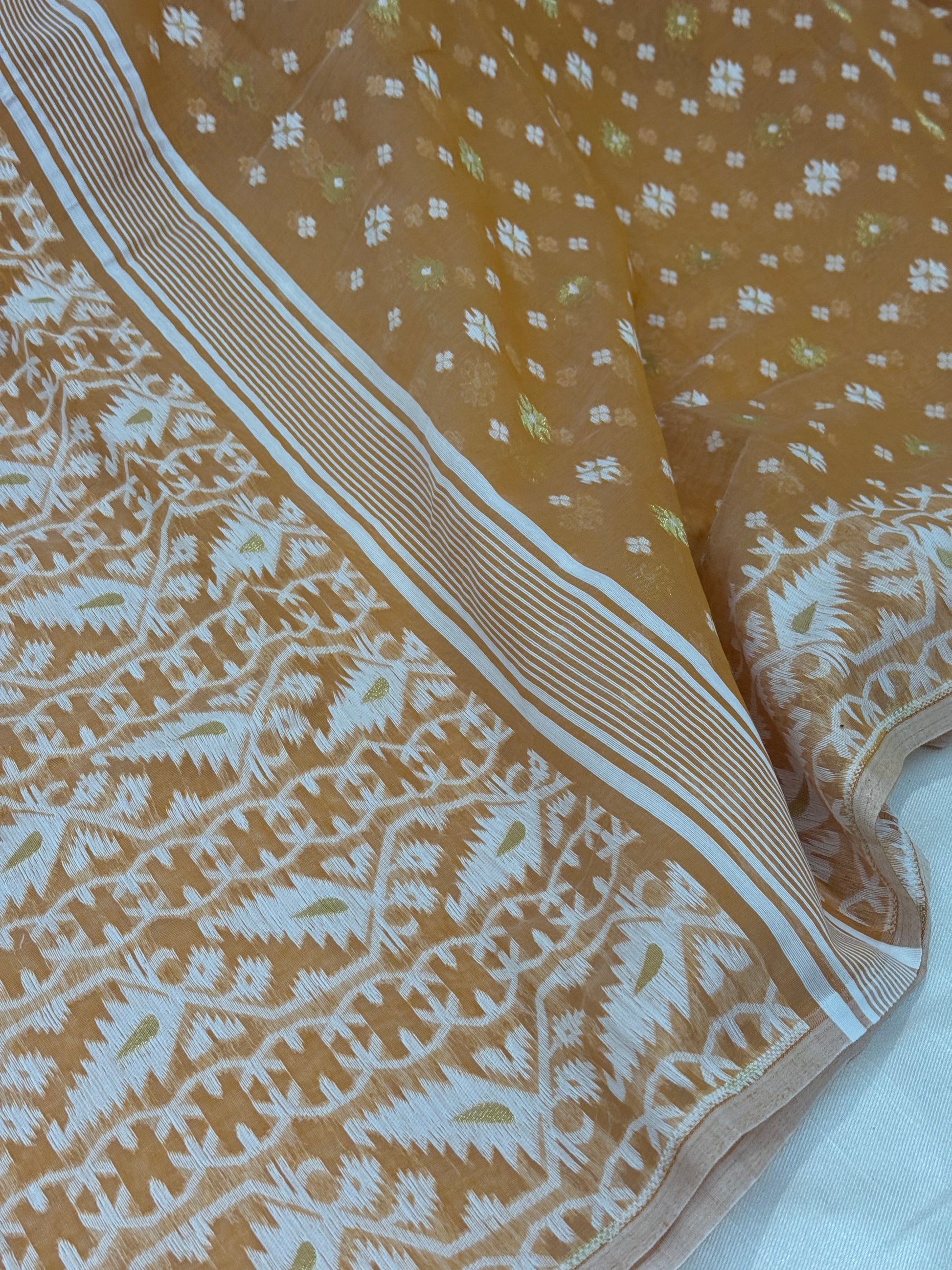 Wide border panel of Jamdani saree with repeating ivory woven pattern