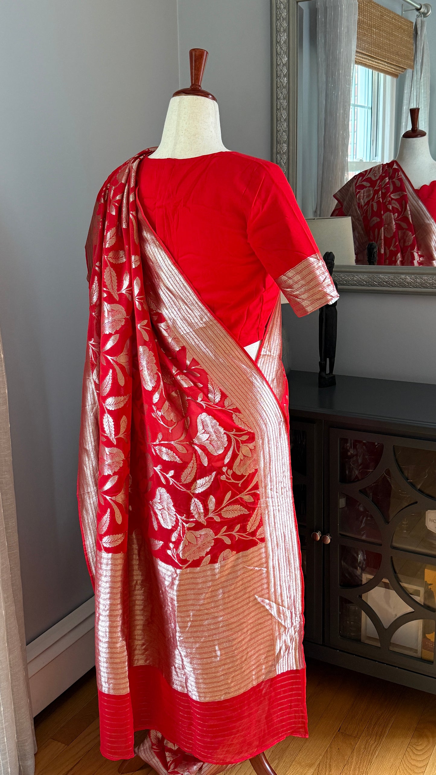Radiant Red Banarasi Elegance ✨
With Gold Zari Floral Jaal & Striped Body 🌸
A Lustrous Semi-Georgette Weave 💫
Lightweight, Graceful & Timelessly Festive 🎉
| Ready to Ship ✅