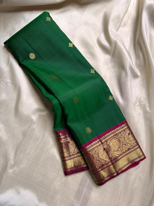 Pure silk kanchipuram Green and magenta pink saree with flower chakram butta all over the body.Grand detailed pallu