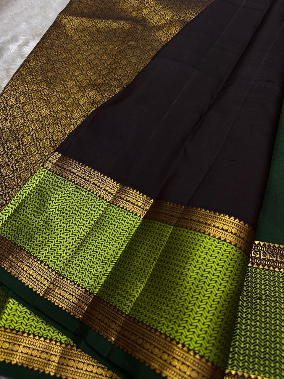 Pachai Maragatham — Pure Kanchipuram Silk Saree
Deep pachai (forest green) body with gold chakram buttas and maragatham chevron zari borders, finished with a coffee-brown brocade pallu.
Silk Mark Certified • Blouse Stitching Available ($30) • Free Shippin