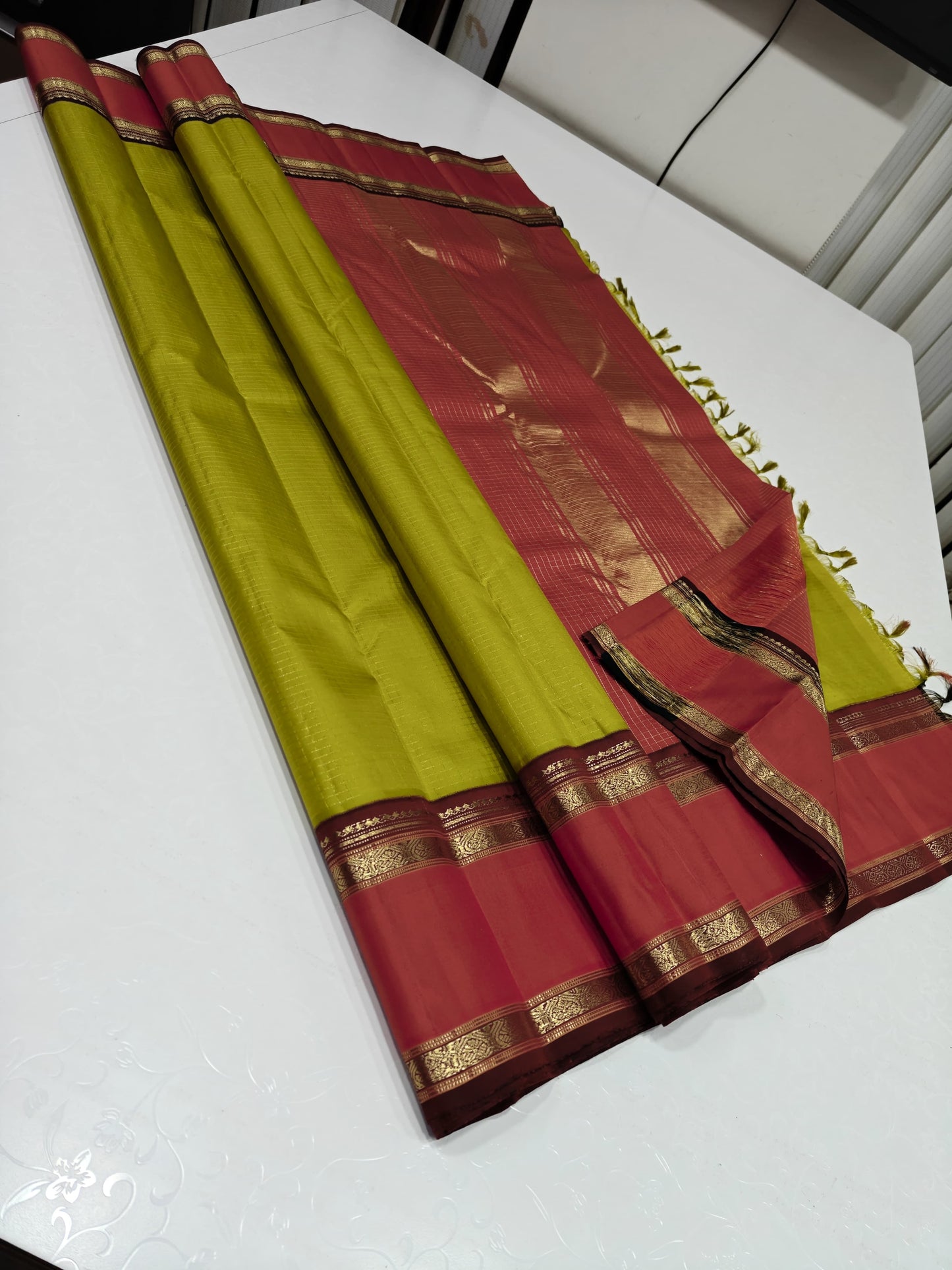 Poornima — Pure Kanchipuram Silk Saree (Lime Green × Sindhoor Red)
Elegant haritha-lime body with subtle self-checks and rich sindhoor-red korvai borders in pure zari weave
Silk Mark Certified • Fall & Pico Done • Blouse Stitching Available ($30) • Free S