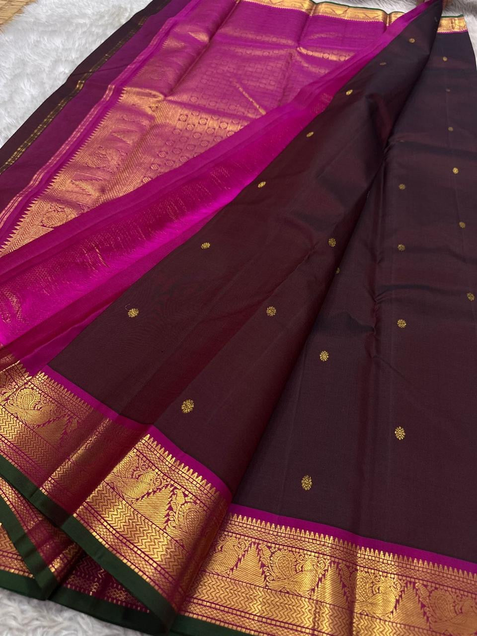 Berry Ruby Kamalam Butta — Pure Kanchipuram Silk
Lotus zari buttas on deep ruby silk with rani korvai border
Silk Mark Certified • Free Shipping within USA • Ships in Two Weeks