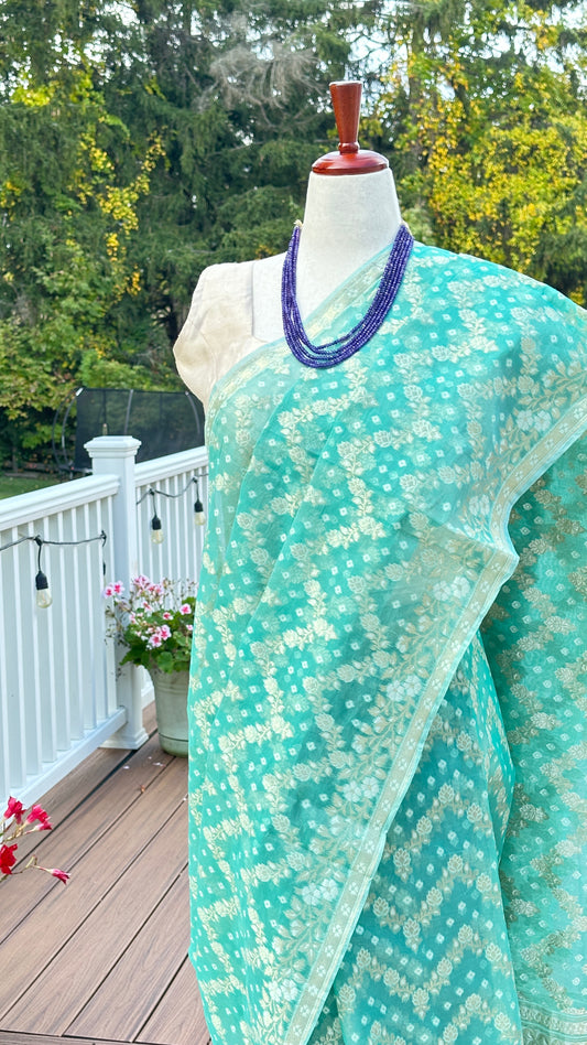 💚 Mint Bloom — Pure Silk-Cotton Chanderi Saree ✨
Mint-aqua with gold zari floral weave 🌿 Lightweight & elegant
Now $69 (was $99) | ready to ship from New Jersey