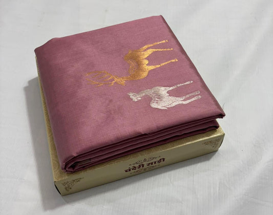 Pure Silk Chanderi – Mauve Tea Rose Pink with Silver Tissue Pallu
Mauve-rose silk with gold & silver stag buttas and sleek silver border ✨
Silk Mark Certified • Free Shipping within USA • Ships in Two Weeks
