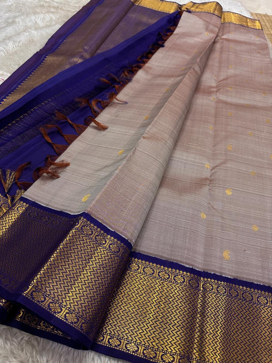 Dovetail Grey – Pure Kanchipuram Silk Saree
Dove-grey body with petite kamalam & manga zari buttas ✨
Regal violet borders in chevron zari weave 🌸
Opulent violet pallu with diamond lattice design 💜

Silk Mark Certified, delivery in 2 weeks