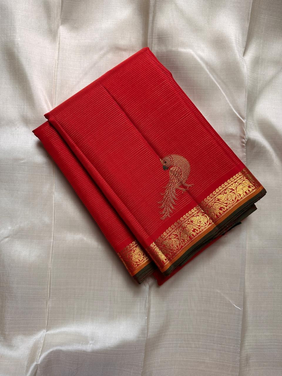 Pavazha Mayil Vairaoosi — Pure Kanchipuram Silk Saree
Vermilion red body with fine vairaoosi stripes & zari-woven mayil motifs
Silk Mark Certified • Blouse Stitching ($30) • Free Shipping within USA • Ships in Two Weeks