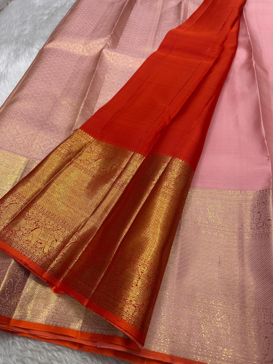 Lalima 🌸 – Bud Pink Pure Silk Saree
Featuring Large Ornate Floral Motifs Woven in 3g Pure Zari ✨
Adai Madam Floral & Vine Borders with Majestic Baavanji & peacock motif Layers 🌿 🦚
Finished with a Crimson-Orange Selvedge for Stunning Contrast 🔥