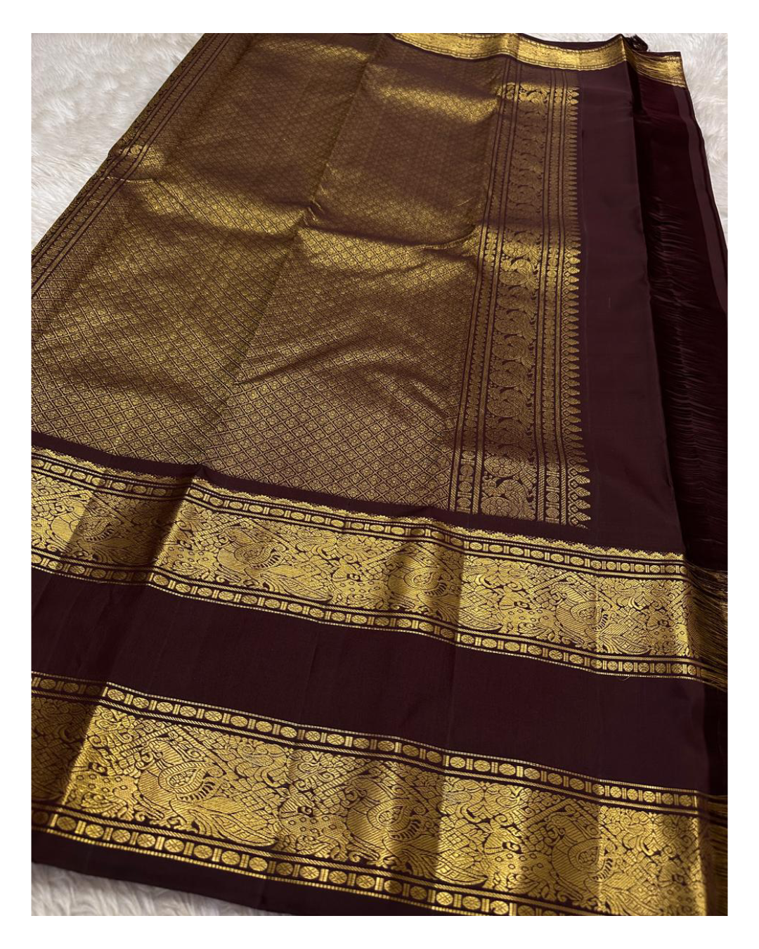 Kasturi 🌰✨
Deep Coffee Brown Pure Silk Kanchipuram Saree
Gold Zari Woven Kamalam & Diamond Buttas All Over
Double Border with Mayil Pettu & Rettapettu Detailing
Diagonal Peacock Pallu with Floral Vine Motifs