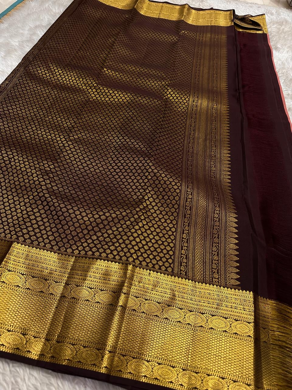 Blush Radiance ✨ – Pure Kanchipuram Silk Saree
Rose Pink Body with Fine Zari Checks & Paisley Buttas
Broad Golden Zari Border with Chocolate Selvedge
Rich Chocolate Brown Pallu with Intricate Gold Brocade
Silk Mark Certified | Fall & Pico Done |