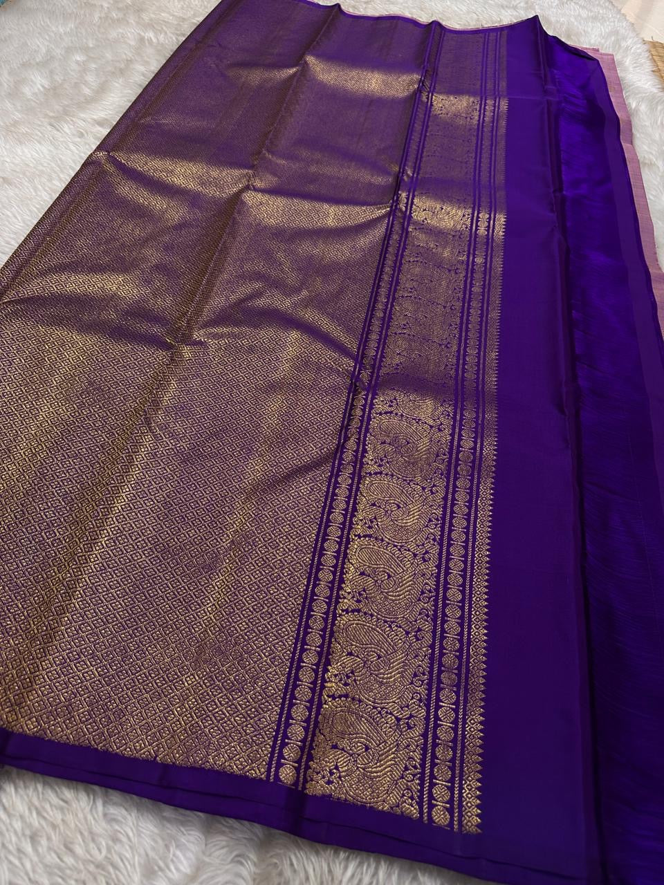 Gulabi Sonarupa — Blush Pink Pure Kanchipuram Silk Saree ✨
Gold–Silver Buttas with Contrast Violet Brocade Pallu 💜
Silk Mark Certified • Free Shipping within USA • Ships in Two Weeks