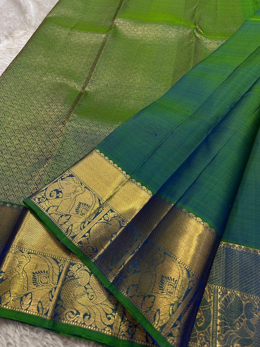 Dia ✨ – Vibrant Peacock Green Kanchipuram Pure Silk Saree
Gold Zari Buttas Adorning the Body
Intricate Gaja–Annam (Elephant & Peacock) Motif Border
Coordinated Peacock Green Silk Blouse Piece Included
Silk Mark Certified | Fall & Pico Done | Ready to Ship