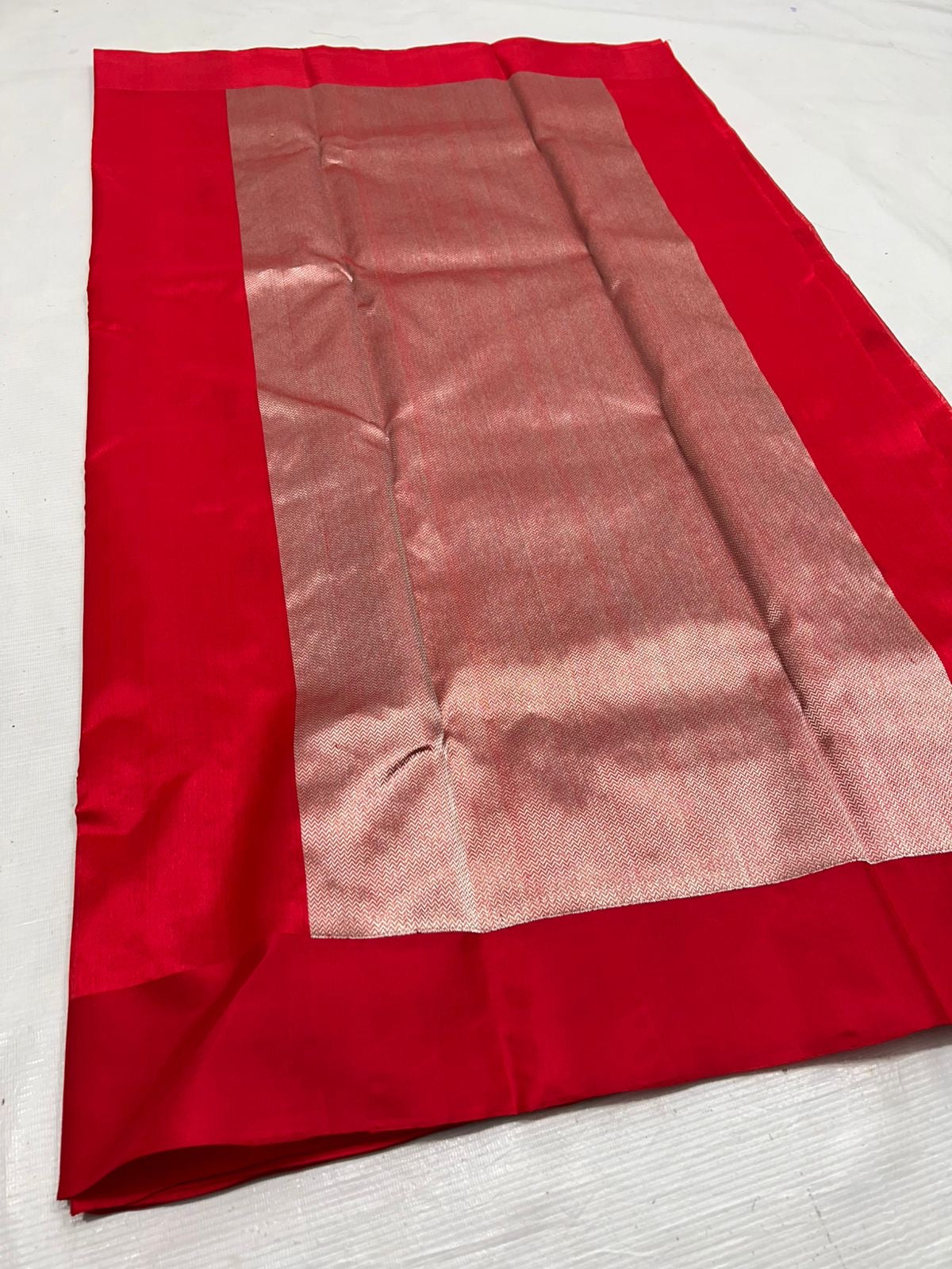 Pure Silk Chanderi – Vermillion Red with Emerald–Silver gold Buttas
Plain Red Border & Grand antique gold Tissue Pallu ✨
Silk Mark Certified • Free Shipping within USA • Ships in Two Weeks