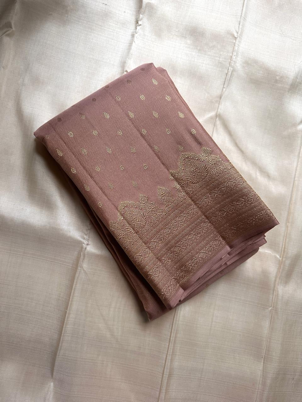 Kemp Kanchi – Mauve Gold | Pure Kanchipuram Silk Saree
Mauve–Dusty Rose Body with Gold Leaf Buttas & Temple Zari Borders
Silk Mark Certified • Free Shipping Within USA • Ships in Two Weeks