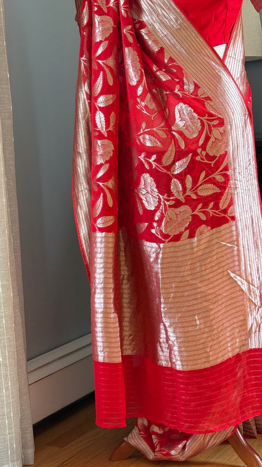 Radiant Red Banarasi Elegance ✨
With Gold Zari Floral Jaal & Striped Body 🌸
A Lustrous Semi-Georgette Weave 💫
Lightweight, Graceful & Timelessly Festive 🎉
| Ready to Ship ✅