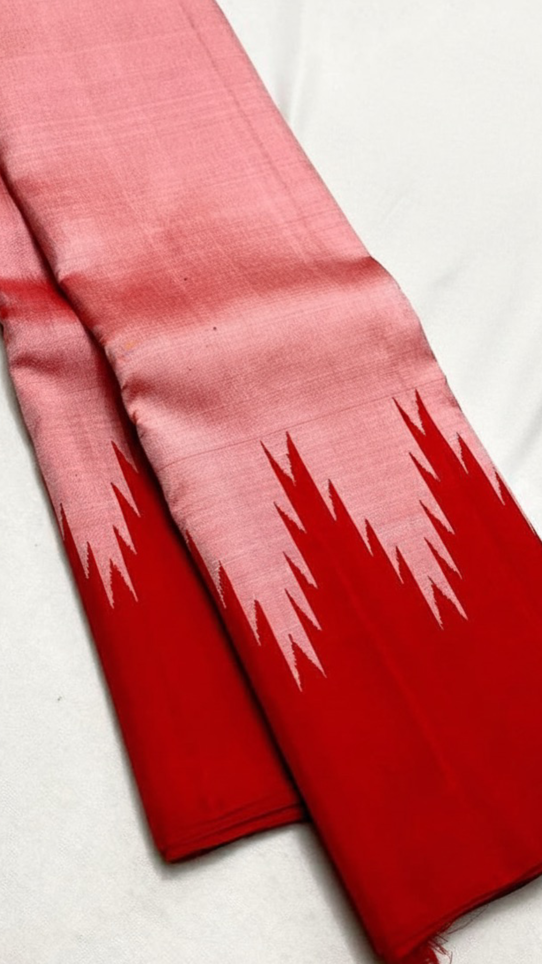 Scarlet Rose Thazampoo Reku — Pure Kanchipuram Silk
Ombre Rose-Pink × Scarlet | Thazampoo (Temple-Tooth) Peaks Weave
Silk Mark Certified ✅ | Free Shipping within USA | Ships in Two Weeks
