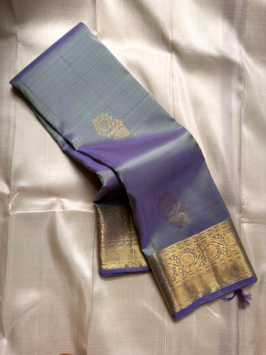 Dia ✨ – Unique Ash Lilac Grey Kanchipuram Pure Silk Saree
Gold Zari Buttas Adorning the Body
Intricate Gaja–Annam (Elephant & Peacock) Motif Border
Coordinated Ash Lilac Grey Silk Blouse Piece Included
Silk Mark Certified | Fall & Pico Done