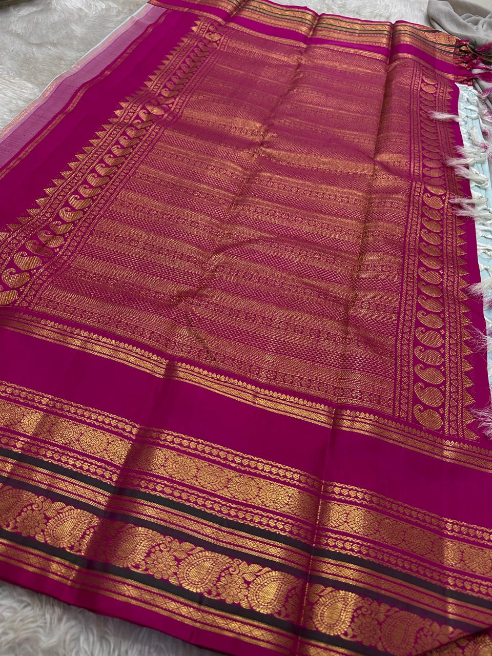 Orchid Sky ✨ – Pure Kanchipuram Silk Saree in Sky-Blue with Vertical Zari Stripes
Korvai Contrast Magenta Varisaipet Border & Grand Gold Zari Pallu
Contrast Magenta Blouse Piece with Matching Zari Border Attached
Silk Mark Certified | Fall & Pico Done |