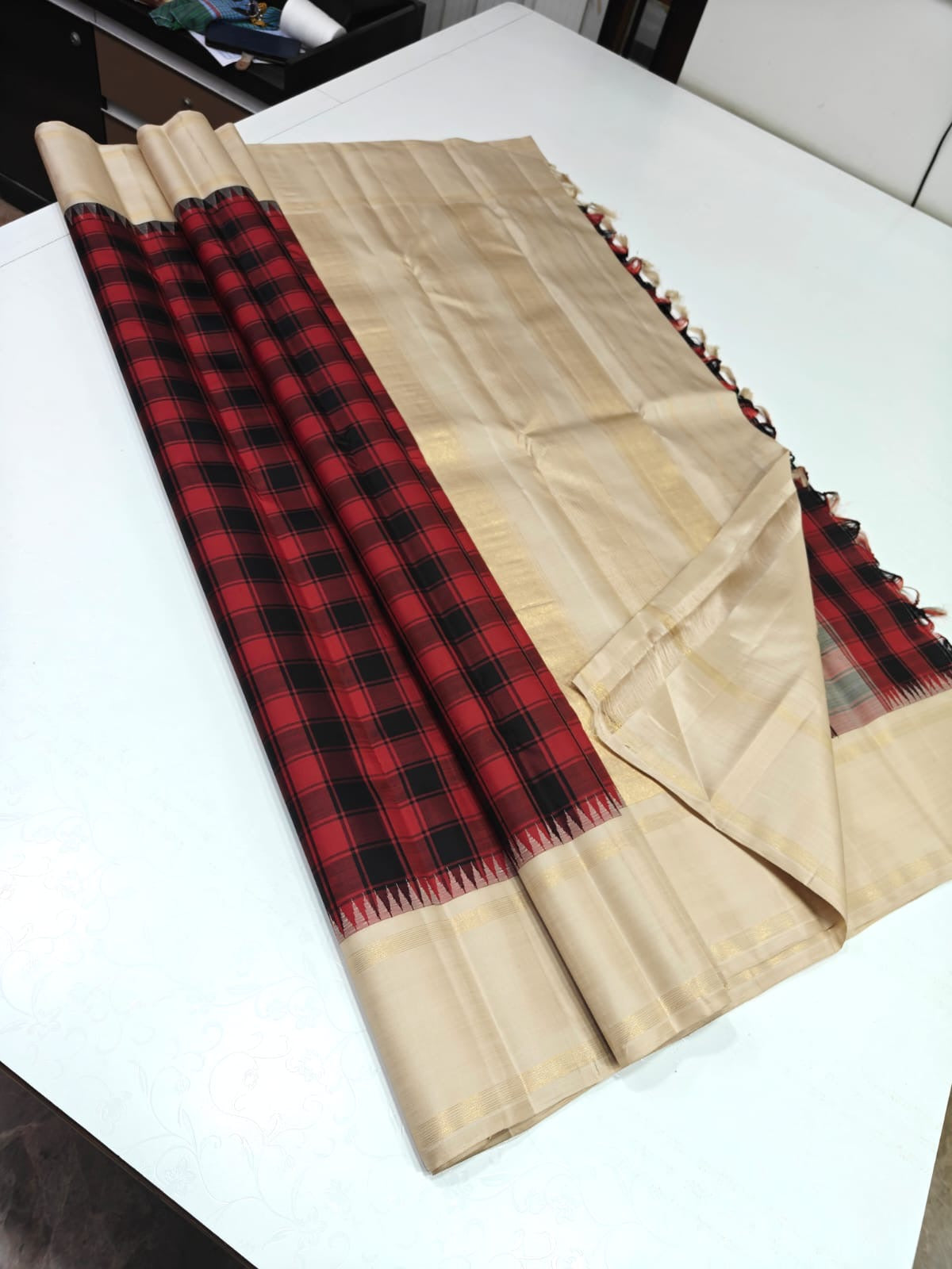 Kumkum Ivory Kattam
Pure Kanchipuram Silk Saree – Ivory Body with Red & Black Kattam Checks
Korvai Borders with Elegant Zari Detailing
Grand Zari Pallu with Subtle Gold Stripes
Silk Mark Certified ✅ | Fall & Pico Done ✅ | Blouse Stitching Available ($30)