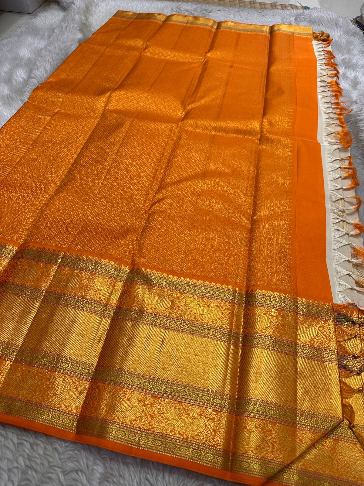 Champa Venpattu — Pure Kanchipuram Handloom Silk Saree
Ivory Champa Body • Marigold-Orange Zari Borders
Heirloom Silk · Temple-Ready Elegance
