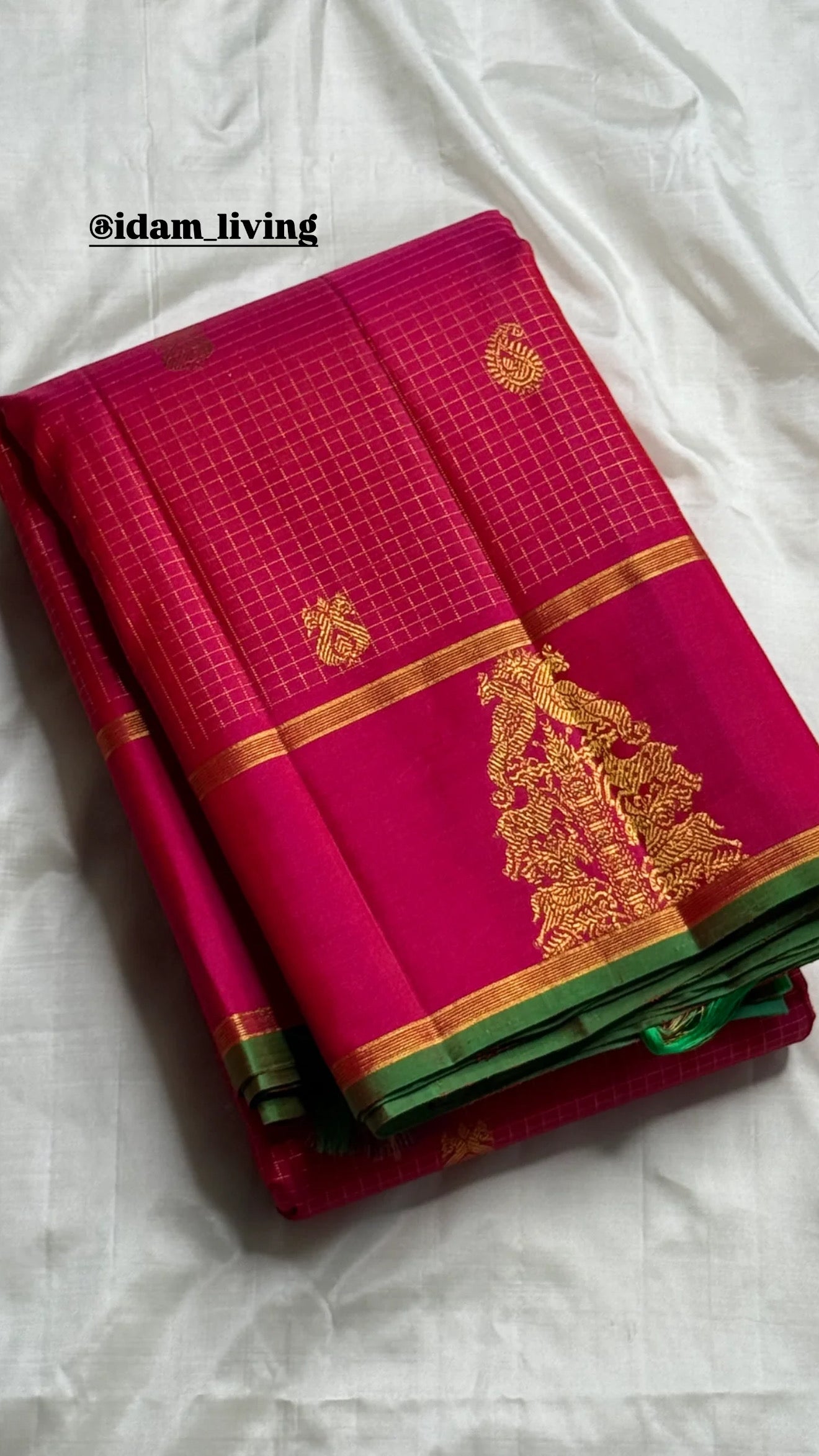 Magenta Mayuram — Pure Kanchipuram Silk Saree ✨
Rani Pink Body with Gold Paisley Buttas & Temple Vriksha Motif 🌸
Silk Mark Certified • free shipping within Usa ,ships in two weeks