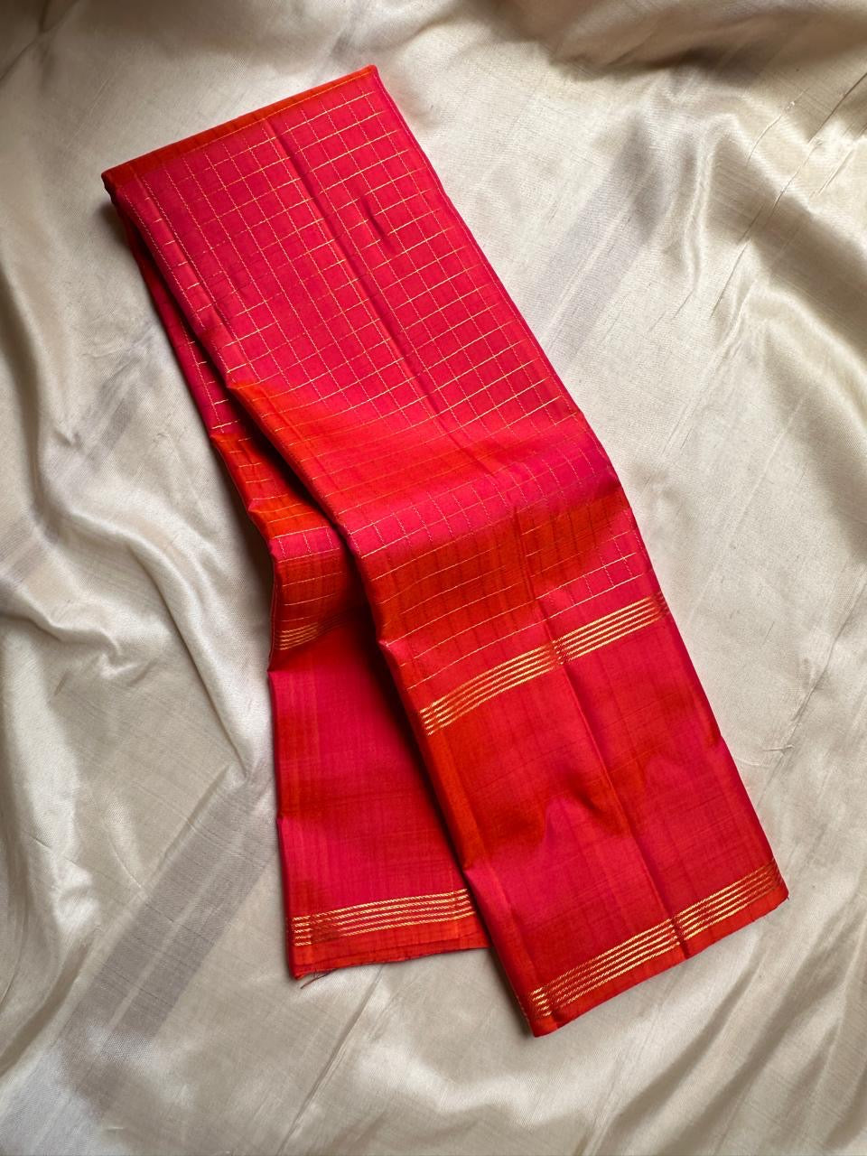 A Vermilion–Gold Celebration in Pure Kanchipuram Silk
Tradition, Splendour & Timeless South Indian Grandeur
