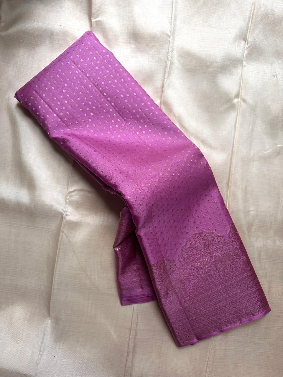 Kemp Kanchi – Orchid Lilac Purple | Pure Kanchipuram Silk Saree
Orchid–lilac body with gold buttas and grand elephant temple zari borders
Silk Mark Certified • Fall & Pico Done • Free Shipping within USA • Ships in Two Weeks