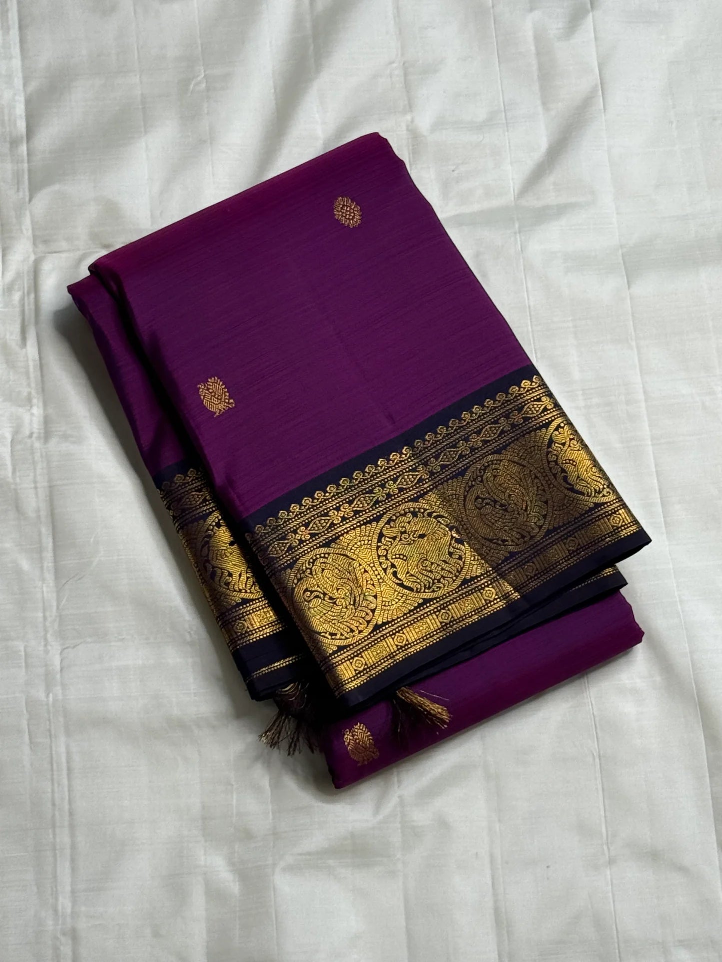 Vadamalli Svarnam • Pure Silk Kanchipuram Saree
Royal purple body with gold lion borders & brocade pallu
Silk Mark Certified • Free USA Shipping • Ships in Two Weeks ✅