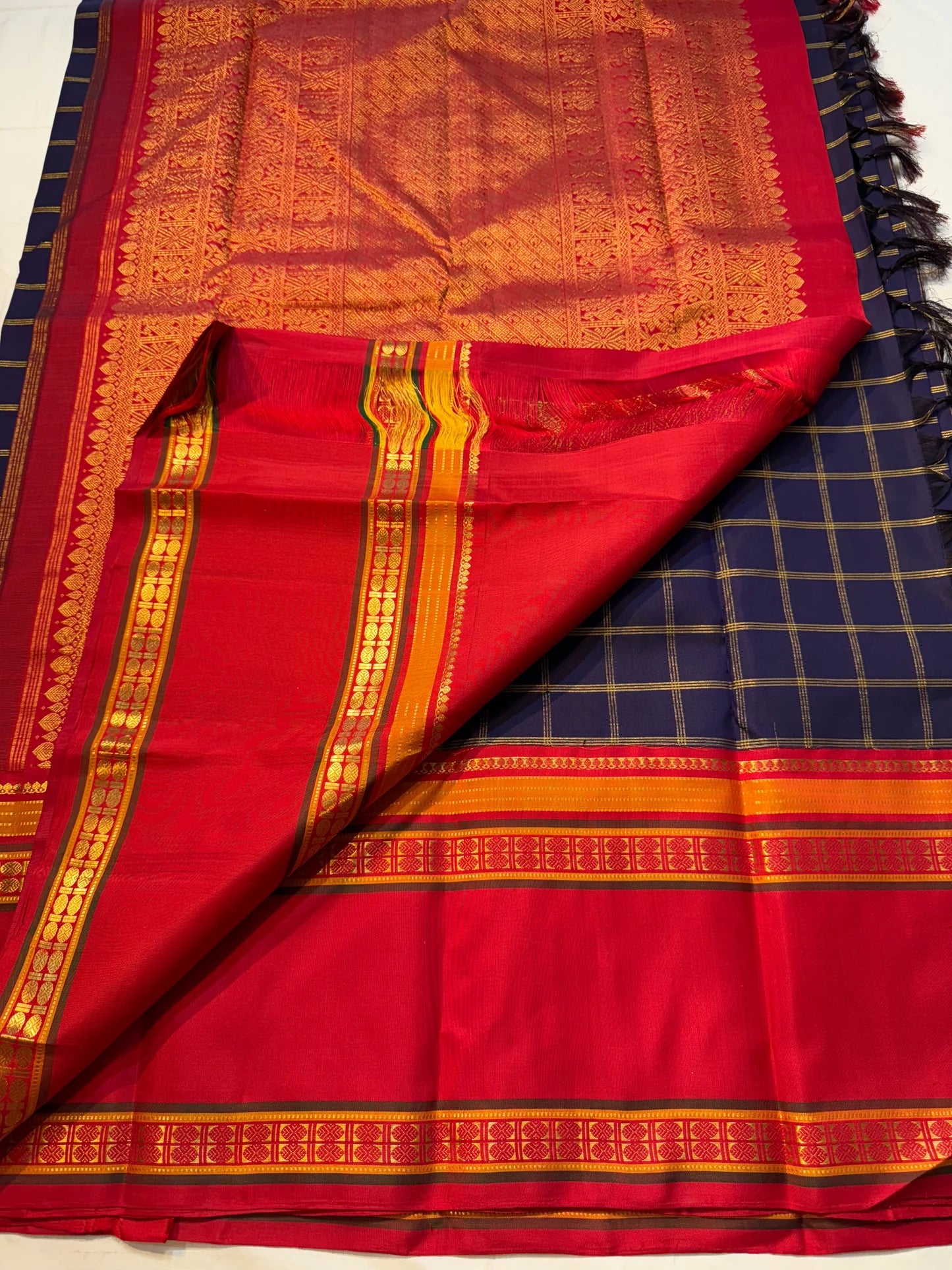 Rani Maragatham Zari Kattam — Pure Silk Kanchipuram (Handloom)
Purple  body with fine gold kattam checks & zari lines • Vibrant vermillion red border with temple coin motifs
Rich red  pallu with antique-gold zari panels • Silk Mark Certified ✅