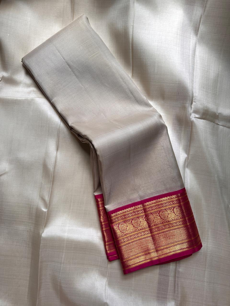 Shweta ✨ – Ivory Vairaoosi Pure Silk Saree
Ivory Radiance with Magenta Grandeur
Handwoven Vairaoosi Interlaced with Gold Filaments
Intricate Floral & Lattice Zari Borders in Regal Contrast
Opulent Magenta Zari Brocade Pallu — Timeless Heritage Elegance