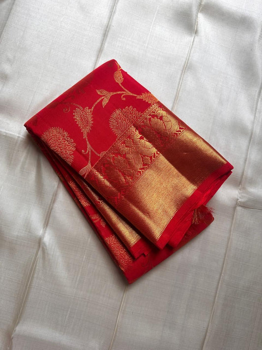 Tanvi – Vermillion Red Kanchipuram Pure Silk Saree with Floral Zari Jaal & Baavanji Border
Bold, radiant, and intricately woven varisaipettu Pallu