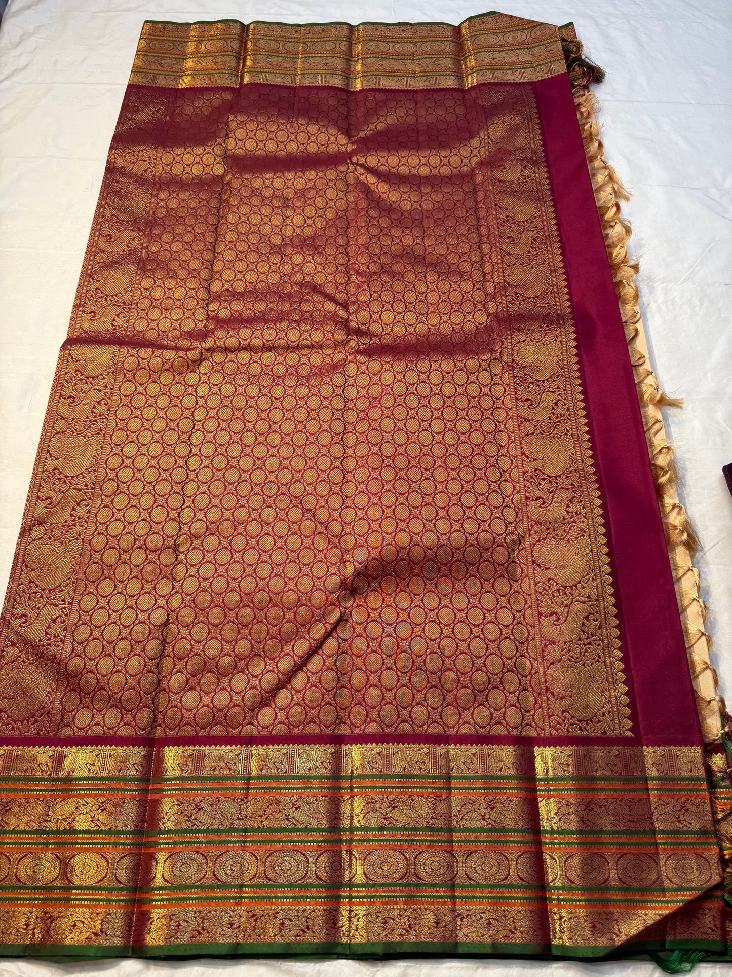 Almond Aura — Korvai Grand Border | Pure Kanchipuram Silk ✨
Almond-beige body with antique-gold chakra border & gold brocade pallu 🌸
Silk Mark Certified • Free Shipping within USA • Ships in Two Weeks ✅