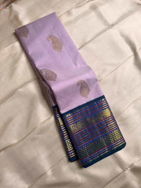 Mogra 💜✨🌿 – Lilac Kanchipuram Silk Saree with Gold Paisley Buttas, Navy Blue shot green Varisaipet Zari Border featuring Arai Madam, Vanki Pettu, Peacocks 🦚 & Contrast Silk Thread Accents