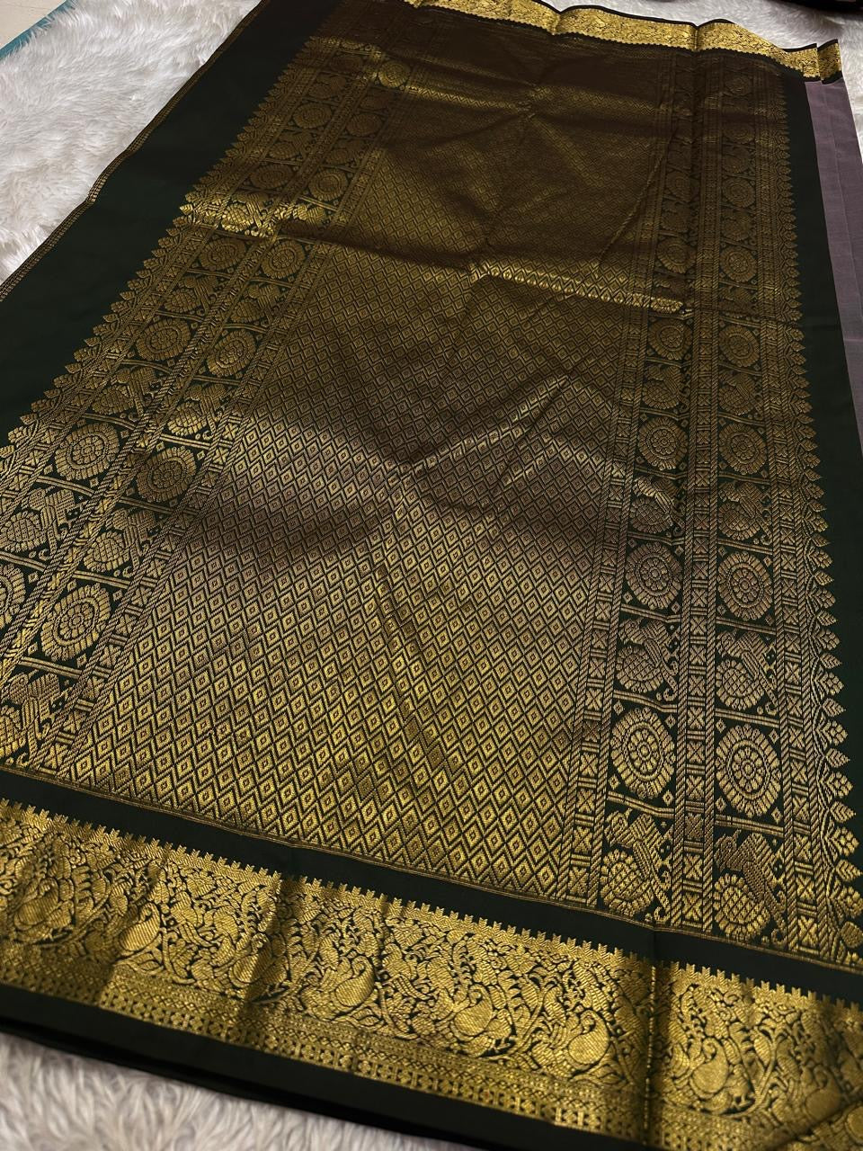 Charcoal Pachai Yaanai – Pure Korvai Kanchipuram Silk Saree
Charcoal grey body with gold zari yaanai & medallion buttas
Deep pachai korvai border with peacock & vine motifs; grand brocade pallu
Silk Mark Certified | Fall & Pico Done | ship in two weeks