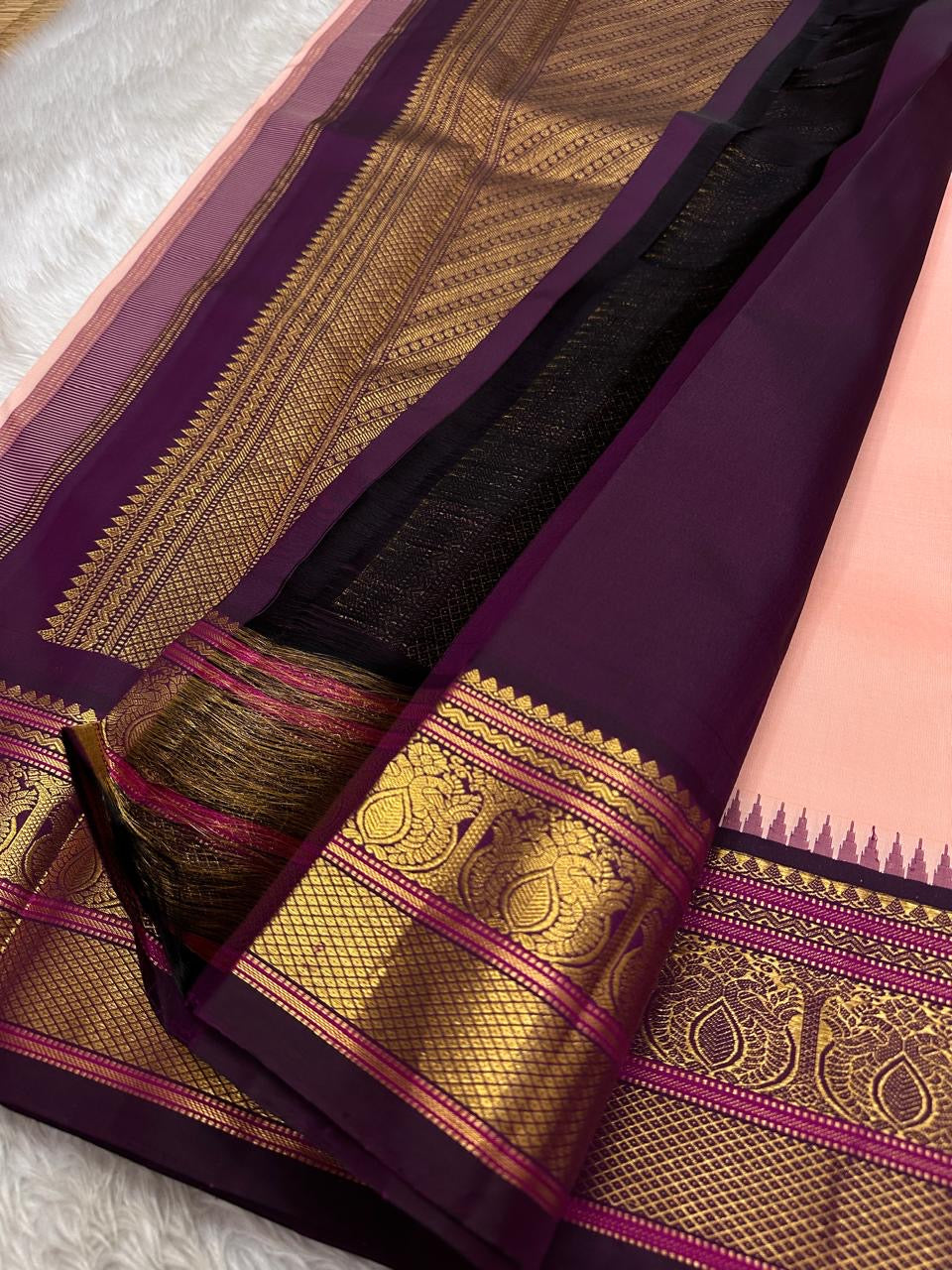 Mohana peach 🌸✨ – Graceful Peach Pure Kanchipuram Silk Saree with Handwoven Zari Peacocks 🦚, Deep Purple Peacock Border 💜🦚, Pillayar Moggu Detailing 🌺, & Intricately Woven Grid Zari Pallu 🎀💛