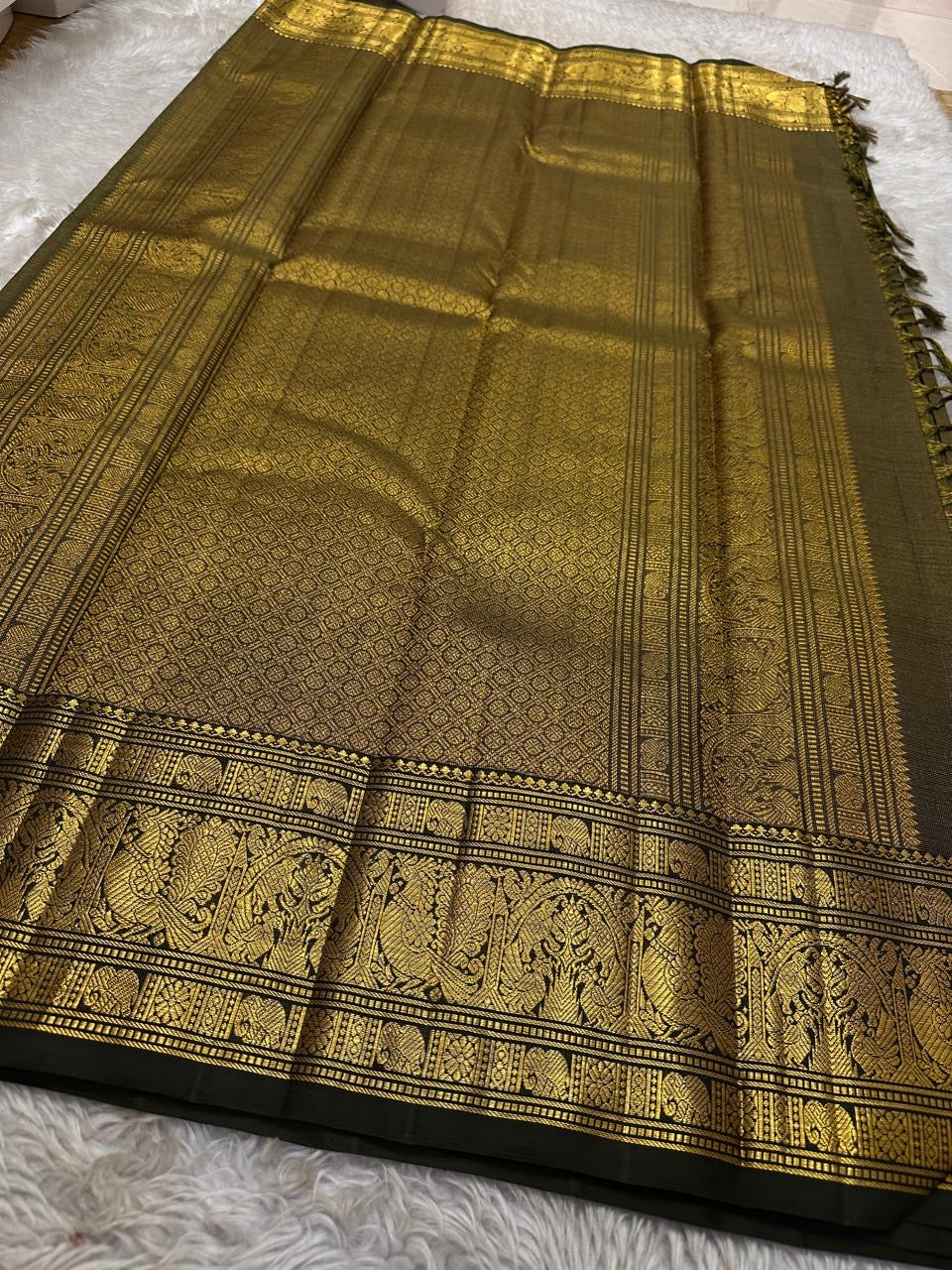 Antique Olive Vairaoosi
Pure Kanchipuram Handloom Silk Saree
Gilded Heritage Weave • Timeless Temple Gold