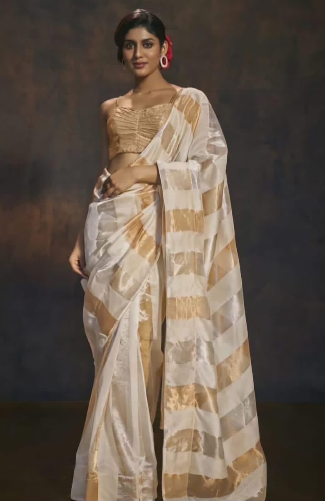Ivory Cream Chanderi Saree 🌼✨ – Handwoven Gold Zari
Delicate ivory cream pure Chanderi with sona roopa (gold & silver) gold & silver) zari border for understated elegance.
Rich woven pallu with-textured gold zari adds festive charm.
Onam perfection