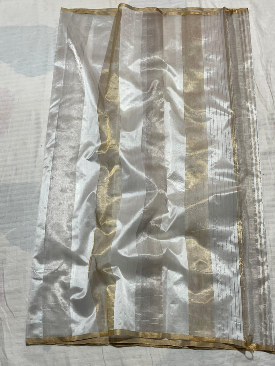 Ivory Cream Chanderi Saree 🌼✨ – Handwoven Gold Zari
Delicate ivory cream pure Chanderi with sona roopa (gold & silver) gold & silver) zari border for understated elegance.
Rich woven pallu with-textured gold zari adds festive charm.
Onam perfection
