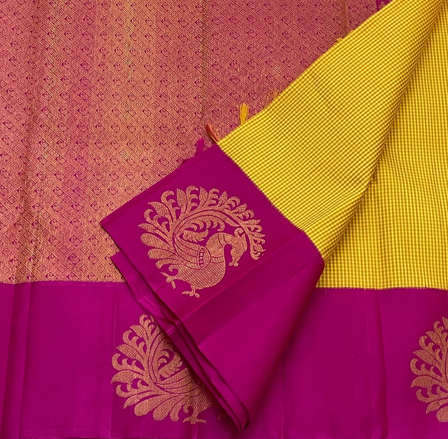 Kanakambari — Pure Kanchipuram Silk Saree (Haldi Yellow × Rani Magenta)
Vibrant haldi-yellow micro-checked body with antique zari peacock motifs on korvai magenta borders
Silk Mark Certified • Fall & Pico Done • Blouse Stitching Available ($30) • Free Shi