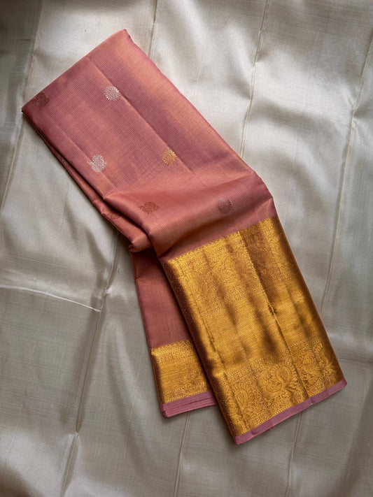 Varnika – Handwoven Kanchipuram Silk Saree in Rose Gold Pink
Graceful and radiant, this rose gold pink Kanchipuram silk saree features delicate gold zari paisleys and Gandaberunda motifs.