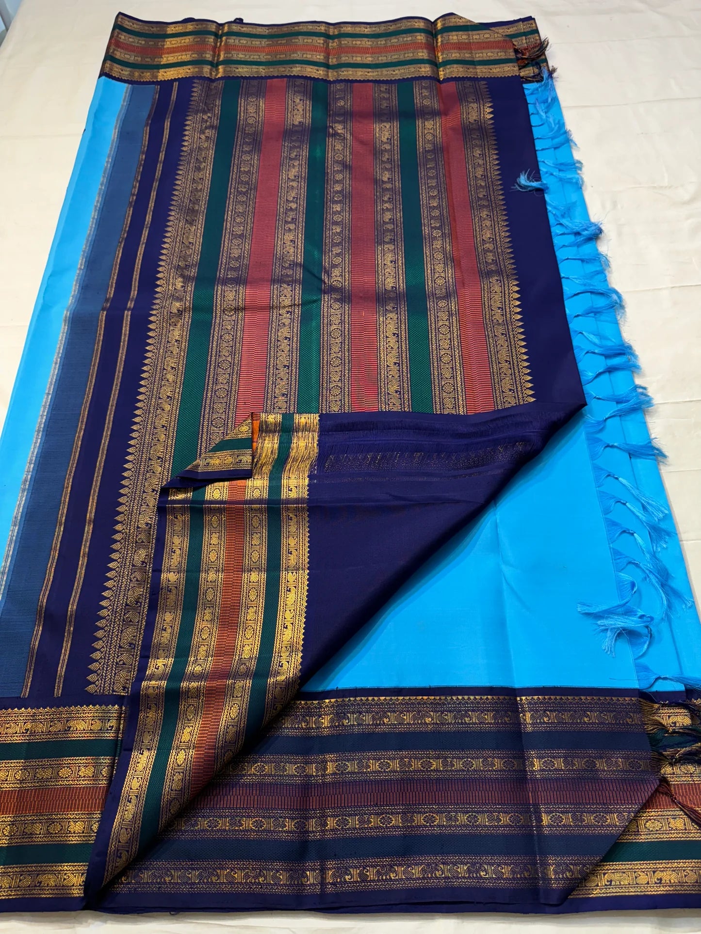 Sapphire Silk Thread Butta — Pure Silk Kanchipuram Saree
Aqua Blue Body with Navy Buttas & Dual Zari Borders ✨
Retta-Pettu Navy Pallu with Temple Edging 🪔
Silk Mark Certified ✅ | Free USA Shipping 🇺🇸 | Ships in Two Weeks
