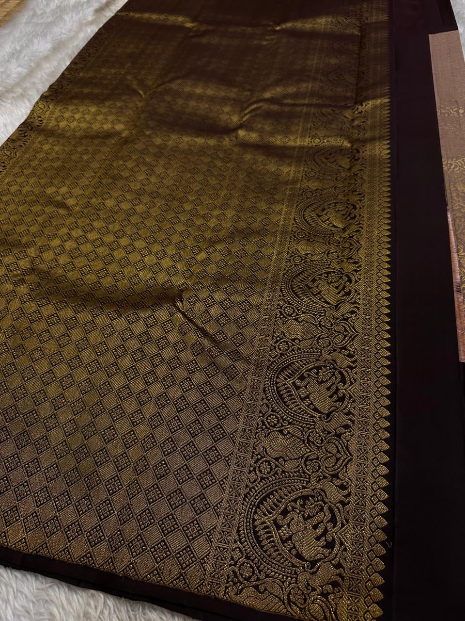 Mauve Mayil – Pure Kanchipuram Silk Saree with Plum Body & Dusty-Rose Pallu
Deep plum silk adorned with delicate golden buttas.
Broad antique zari borders with kattam.
Dusty-mauve pallu in intricate vine jaal. Silk Mark Certified, delivery in 2 weeks