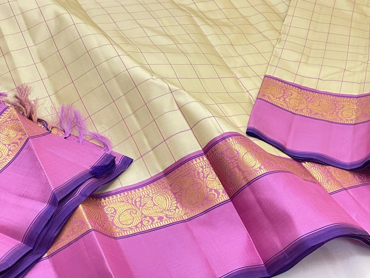 Lotus Kattam — Pure Kanchipuram Silk Saree
Butter-cream body with fine rose-pink kattam checks ✨
Rani-magenta zari border with lotus vines & paisley motifs 💖
Silk Mark Certified ✅ Free USA Shipping ✅ Ships in Two Weeks ✅
