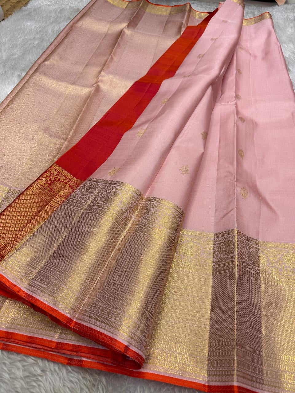 Lalima – Bud Pink Annam & Floral Adai in Pure Zari ✨
Broad Baavanji & Varisaipettu Borders with Crimson-Orange Selvedge
Ornate 3g Zari Pallu in Heritage Weave
Includes Matching Orange-Red Silk Blouse
