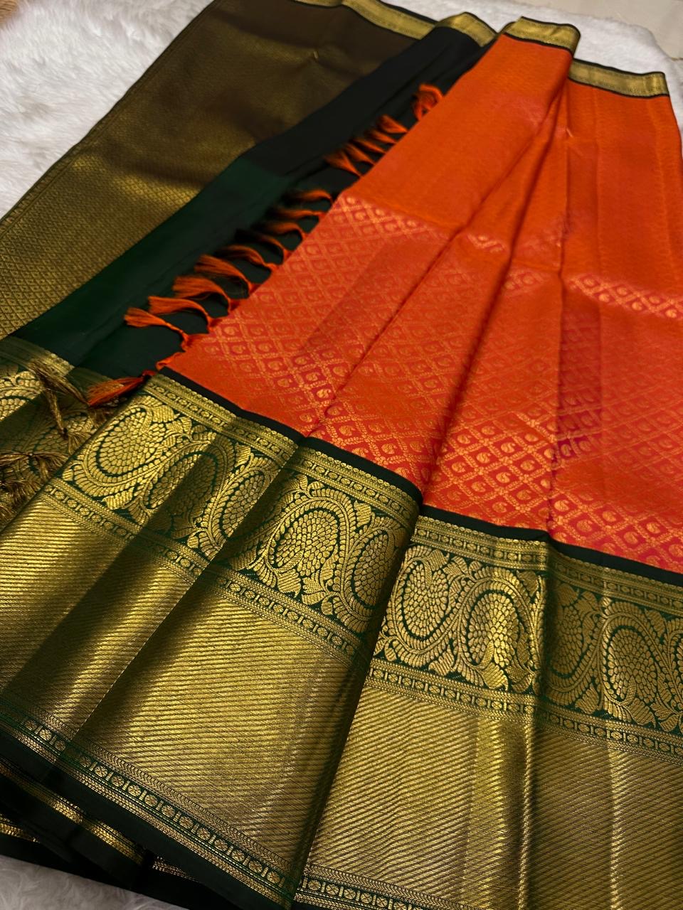 Gayatri ✨ – Fiery Orange Kanchipuram Pure Silk Saree
with All-Over Diamond Brocade & Paisley Buttas
Broad Bottle-Green Korvai Border in 3gms Pure Zari 🌿
Majestic Deep Green Pallu with Jaal & Vine Motifs
Silk mark zari certificate provided