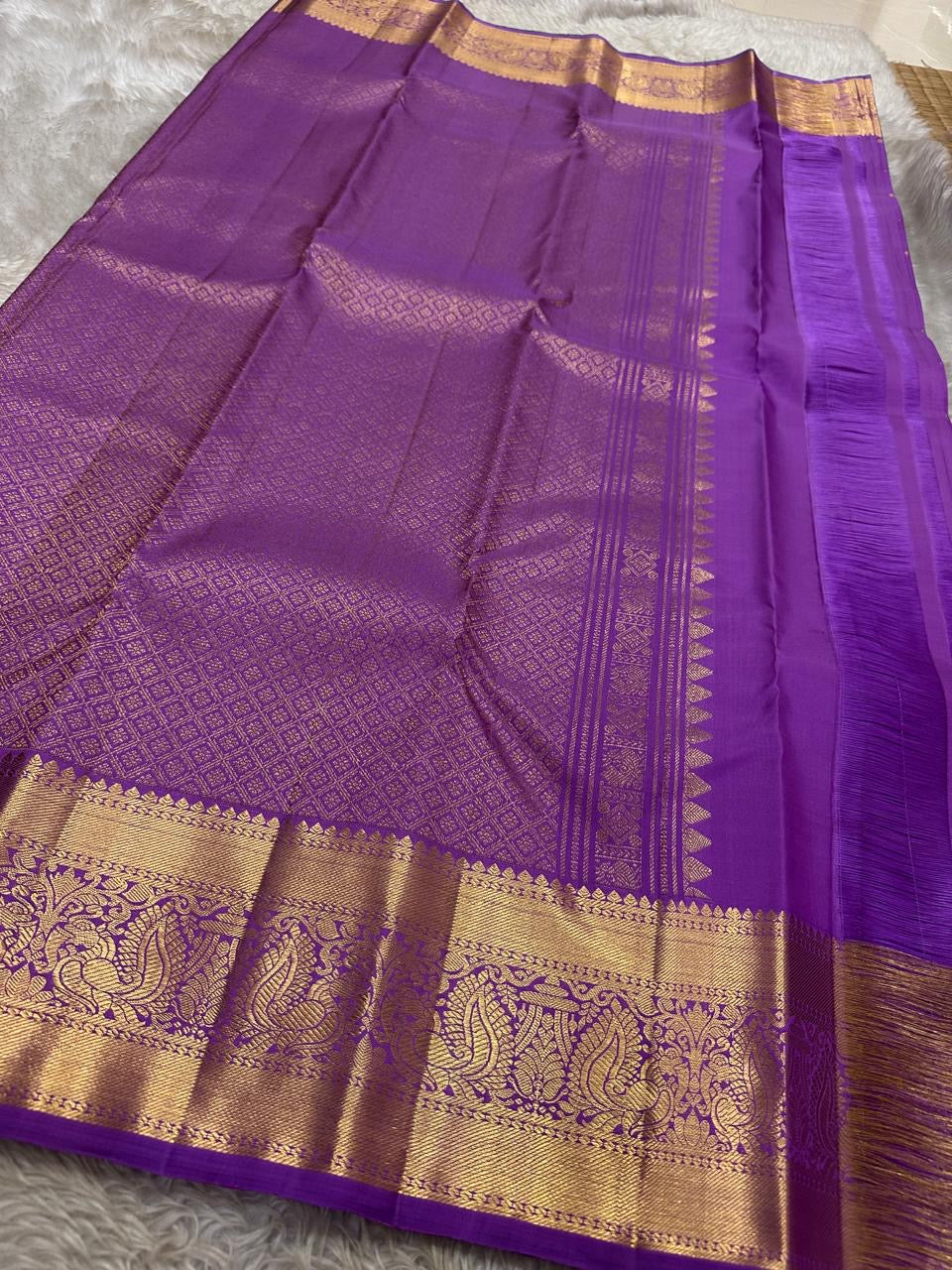 Nayaki ✨ — Lavender Pure Kanchipuram Silk Saree
With Zari Kattam Checks Across the Lustrous Body
Interspersed Floral Buttas in Gleaming Gold Zari
Majestic Peacock Motif Border in Heritage Weave
Grand Lavender Pallu with Rich Zari Brocade Artistry