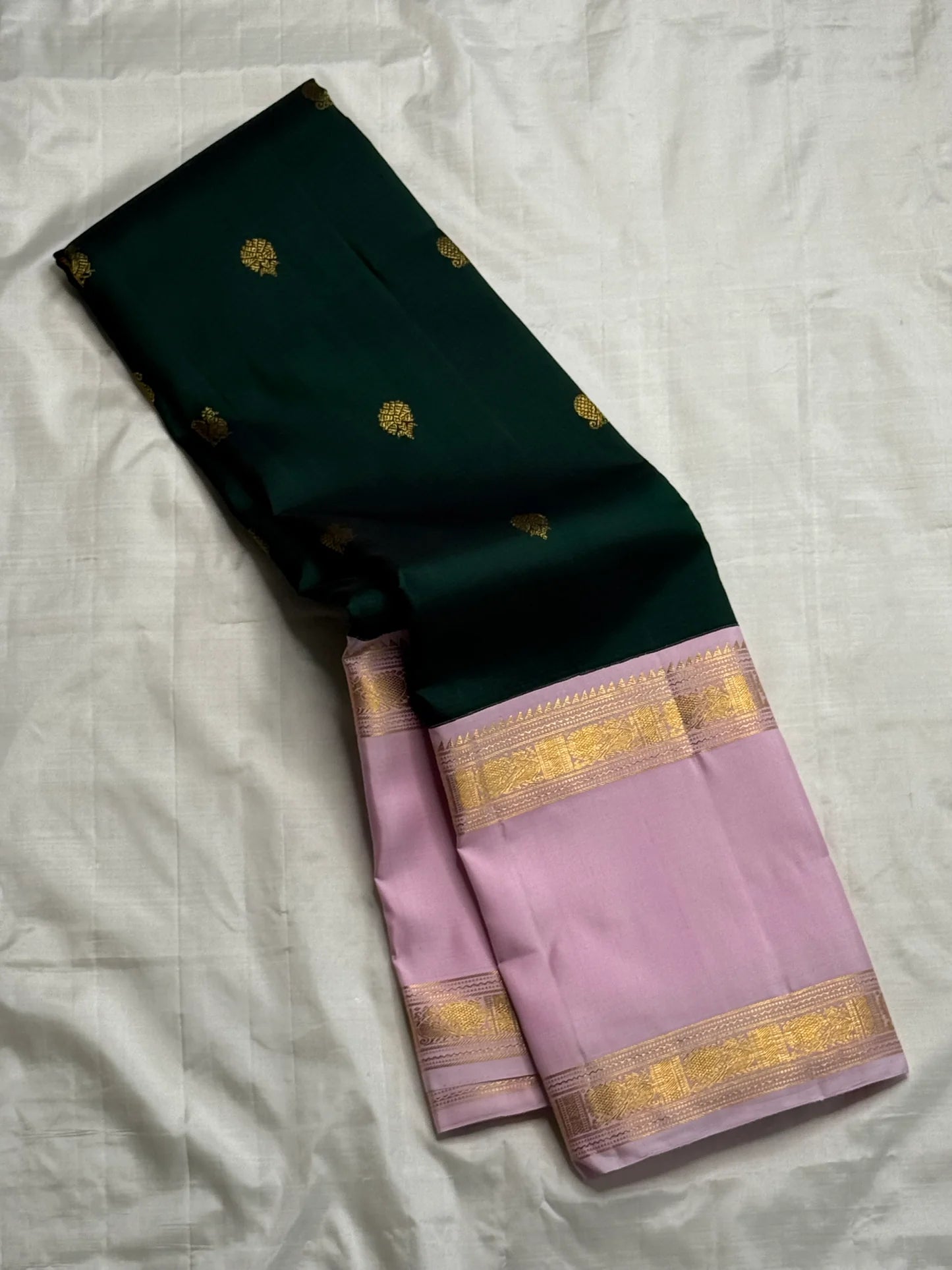 Harita Lavender — Pure Kanchipuram Silk Saree
Forest-green body with antique-gold rosette buttas, paired with lavender korvai borders in temple zari.
Grand lavender brocade pallu • Silk Mark Certified • Free USA Shipping • Ships in Two Weeks.