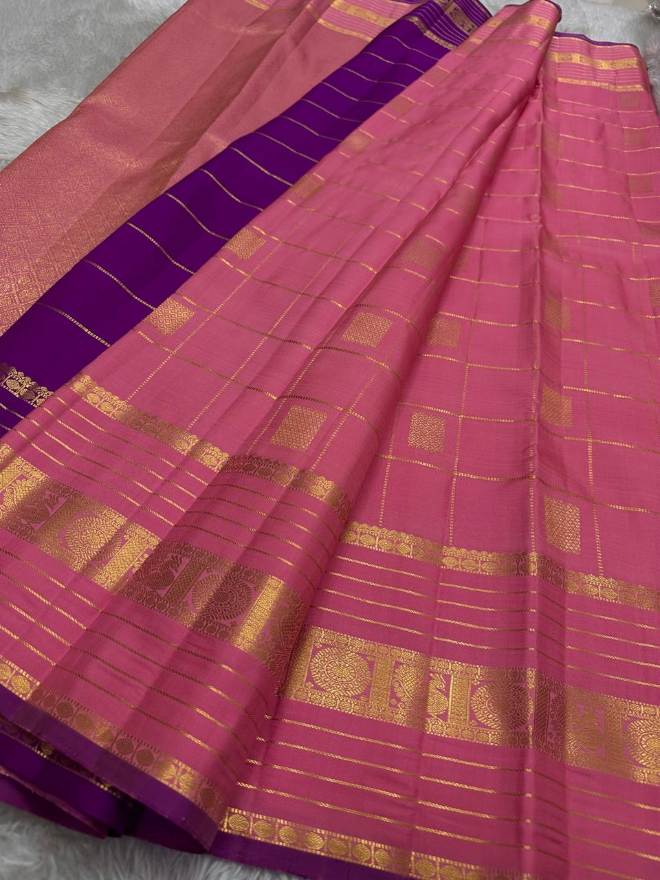 Pankajam 🌸 – Lotus Pink Pure Kanchipuram Silk Saree with Zari Kattam, Dashed Lines, Kolam Motifs, Varisaipet Border with Thandavalam Zari Stripes, Rudrakshpet, Annam & Kamalam Motifs, Deep Magenta-Purple Selvedge & Ornate Pallu